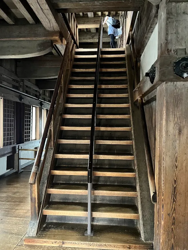 很陡的樓梯，上下要小心！