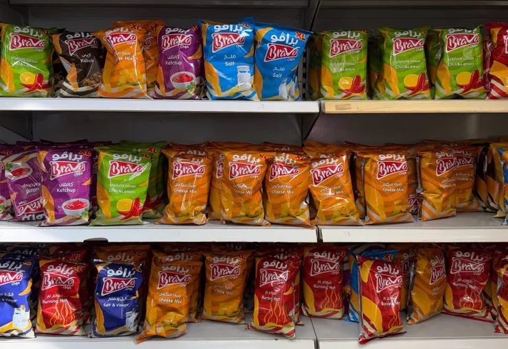 休息站貨架上的洋芋片大軍