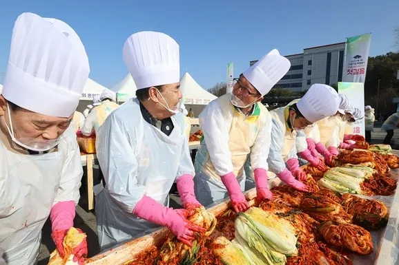 11月29日，新天地腓力枝派春川教會第116期結業生與國家有功者一同參與辛奇製作志工服務。