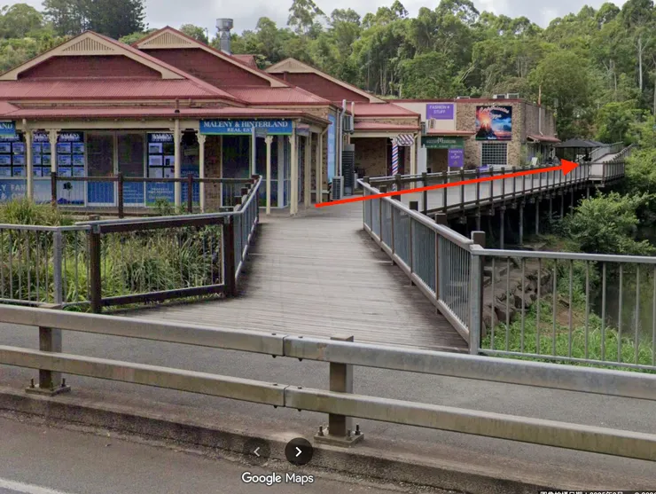 在旁邊有一條不起眼的小路