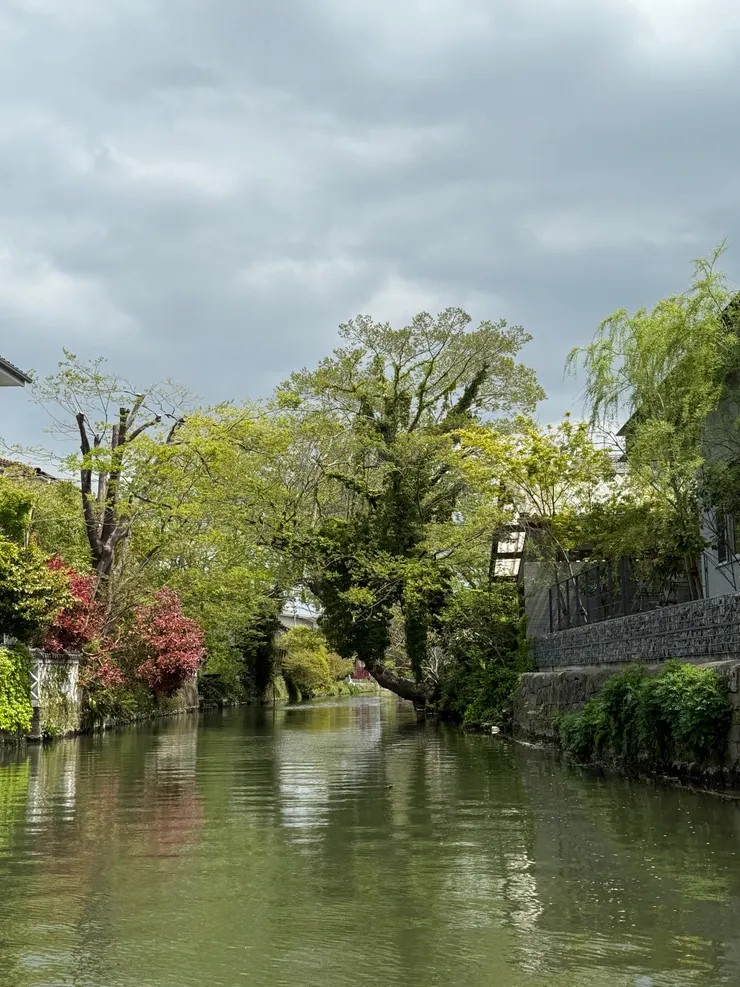 途中會穿越很多人家的後院，離住宅都非常接近，盡可能不要大聲喧嘩，才不會打擾到當地居民。