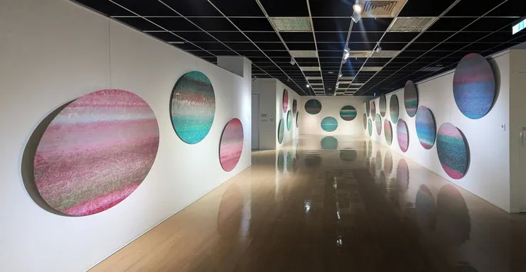 積吶虹光，〈青天白日滿地「虹」圓園〉，壓克力顏料。 