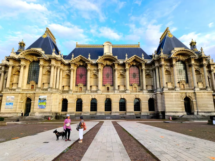 【停留不多日幸有在地達人引導！里爾美術館正面。】