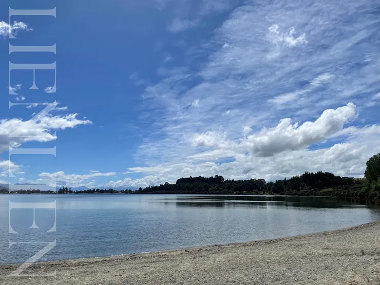 Fiordland National Park 遊客中心旁的湖岸步道