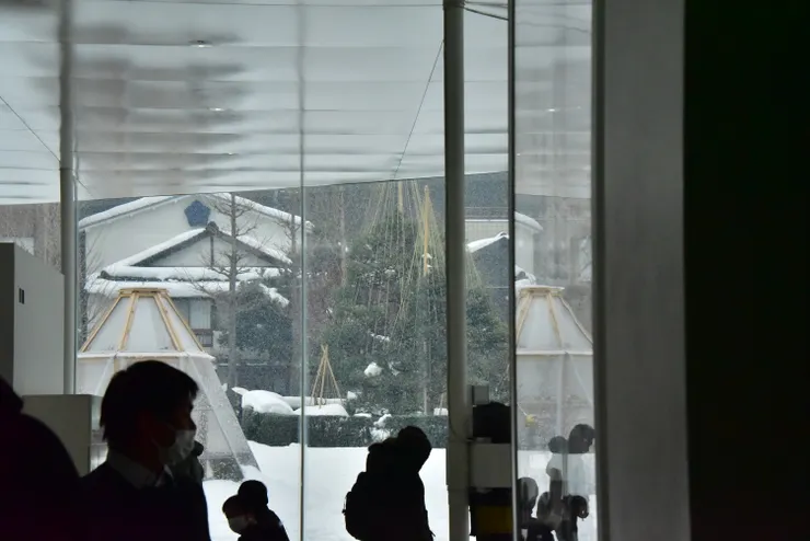 室內外的明暗對比是個很好發揮的場所，不過人真的超級多