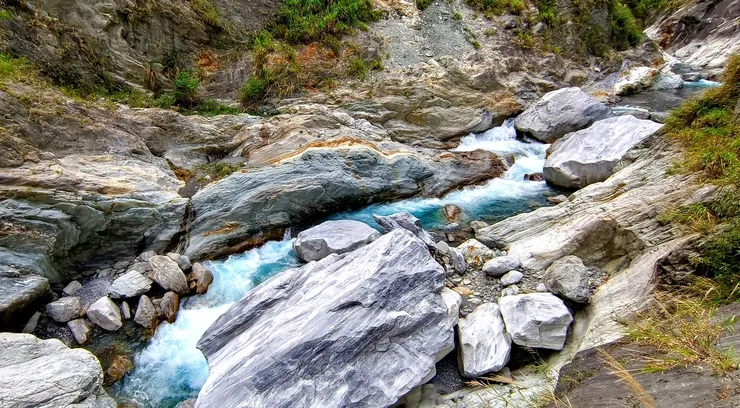 【溪水東流匯經布洛灣砂卡礑 谷底潺湲傳承一脈青碧耀眼】