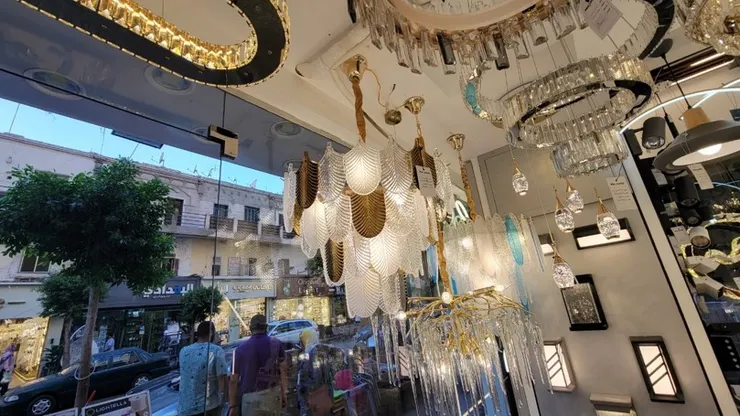 羽毛造型吊燈(筆者攝)