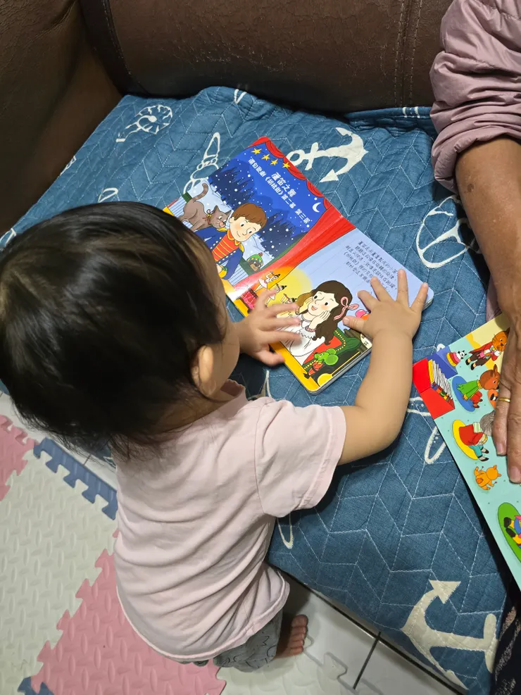 由於這系列實在太受歡迎，連娘家也特別幫她添購了幾本《我的小小音樂大師》！寶寶輕鬆帶著阿公阿嬤一起共讀（咦？好像反過來了），讓爺奶也能加入親孫互動的行列，享受溫馨的音樂時光！