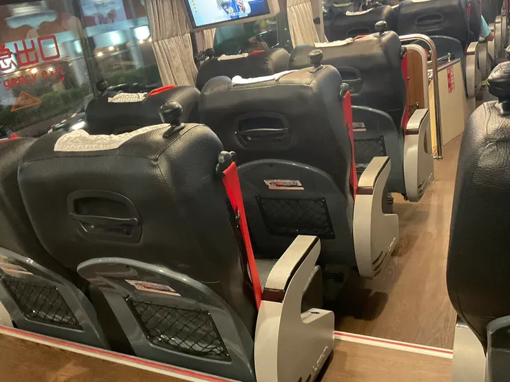 前年剛出廠的國光號。木紋地板跟十分具有質感的暗紅色椅子