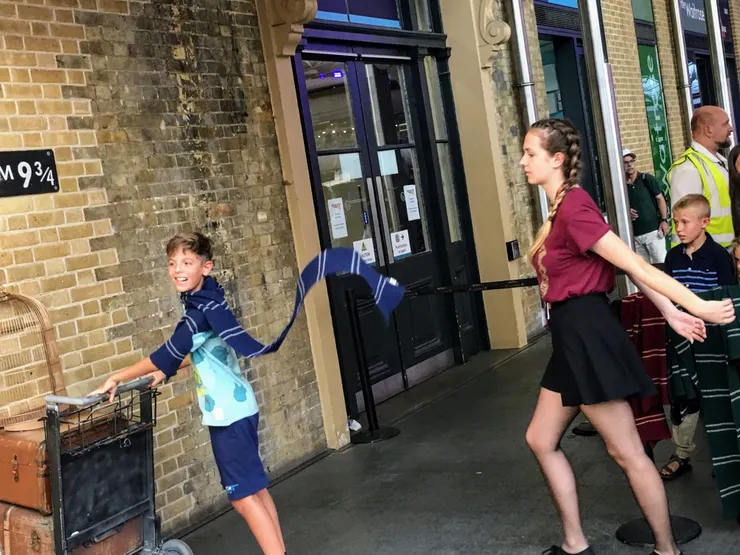 服務人員幫忙製造圍巾的波浪效果。