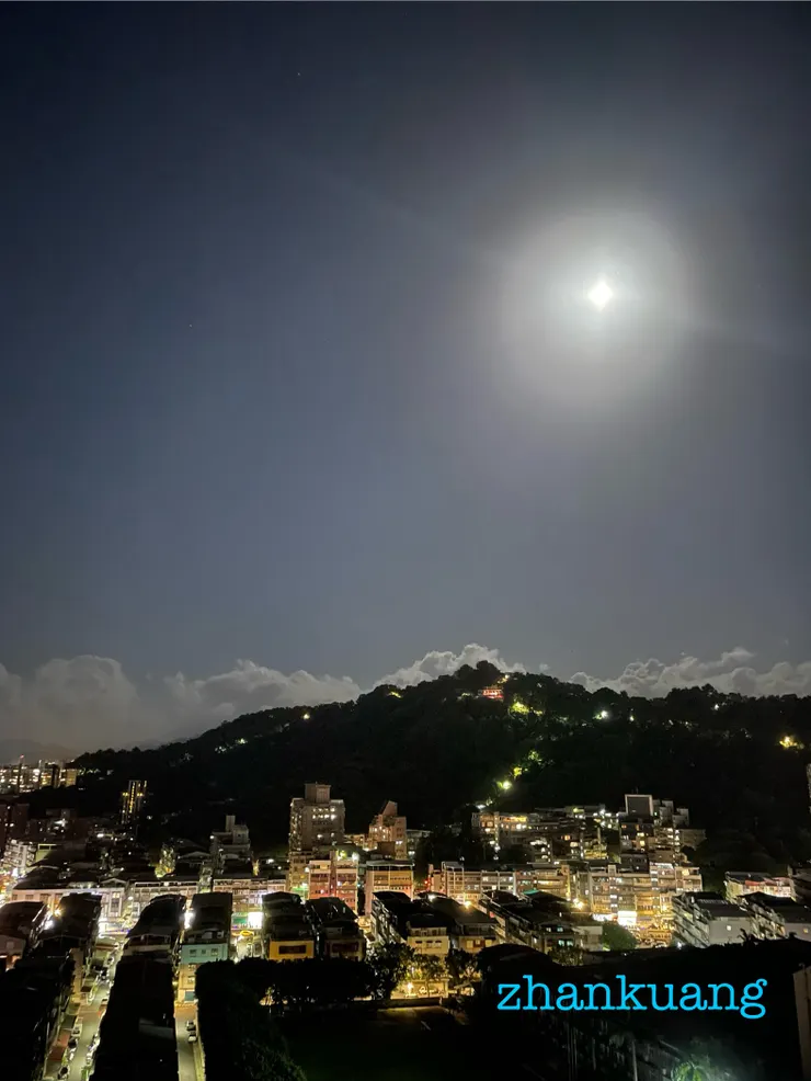 景美仙跡岩上的滿月