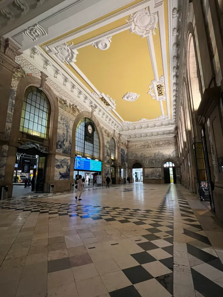 車站美歸美，但天色已晚，沒有腳架且我的單眼鏡頭不夠力，發個手機照作配圖。