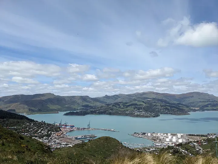 從山上遠眺港邊小鎮－利特爾頓(Lyttelton)