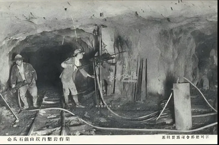 圖3|這張戰後初期影像呈現金瓜石礦區的地景結構。戰時戰俘每日進入類似坑道,深入地底三百公尺進行採礦。潮濕、塵霧與塌方,是奪命的日常。 來源:國家圖書館《臺灣記憶》