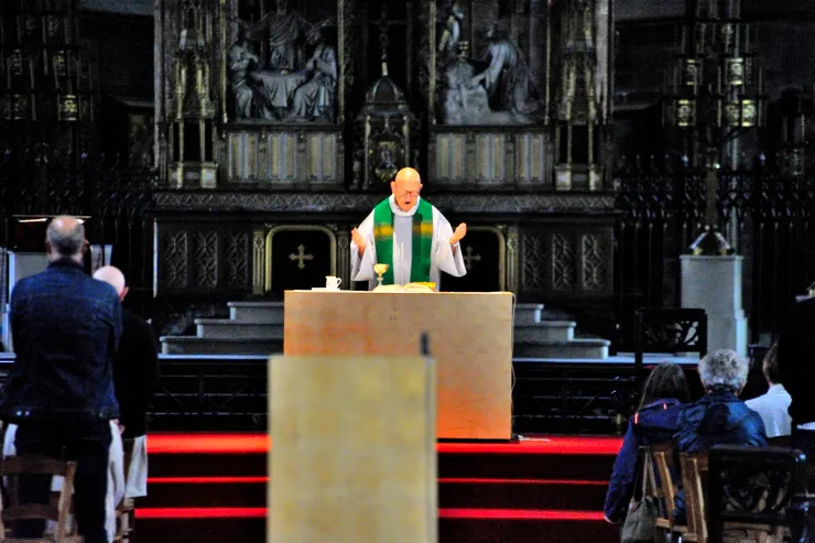 【遙聞祭壇神父禱告空間滿佈安詳！聖穆里斯堂。】