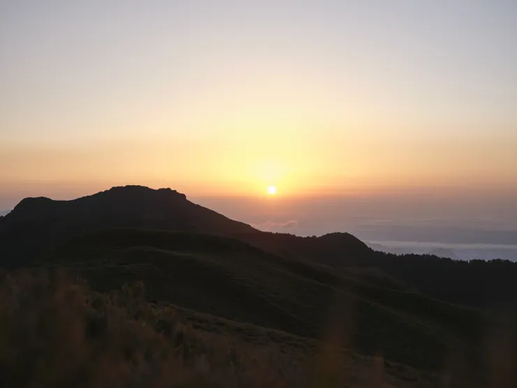 巍巍的奇萊山脈，躺在長長的縣界上方，於旭日被遠雲托起的方向眺望，便是太平洋。