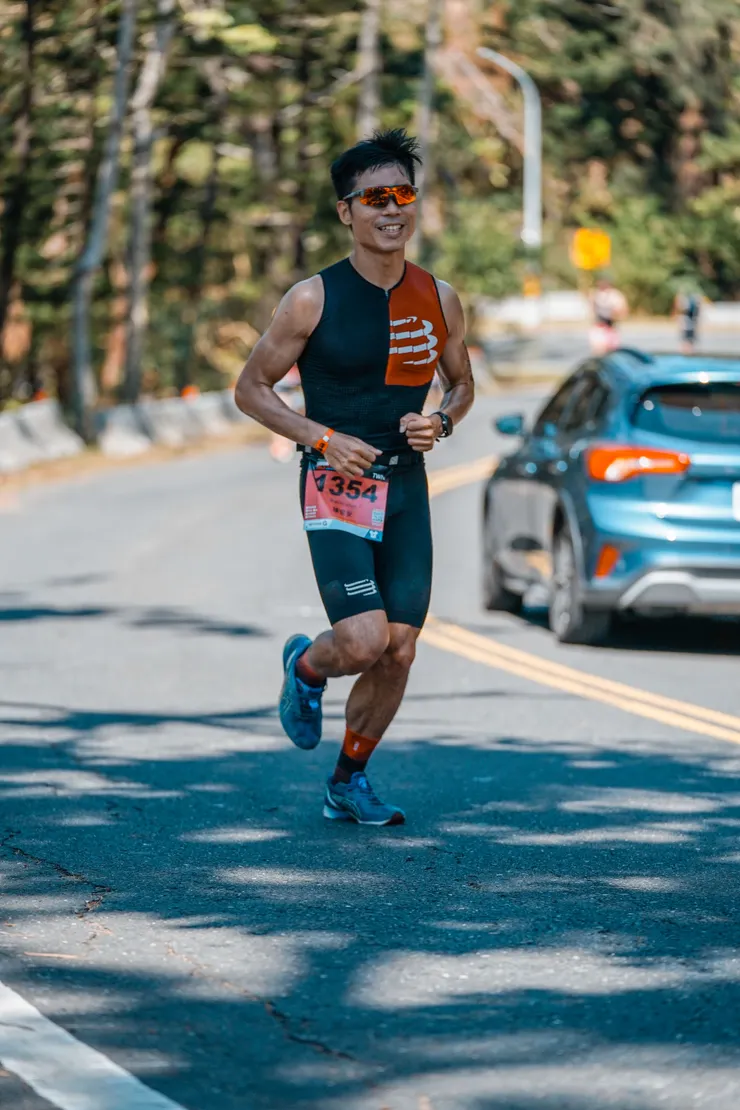 成功戰勝海泳大魔王後,整路開心到飛起來的表情:D