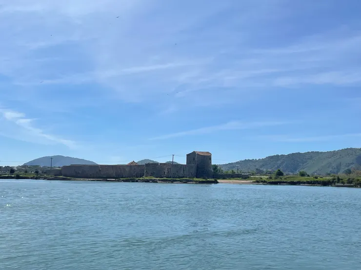 威尼斯三角城堡 Venetian Triangular Castle ( 入口處旁可見 )