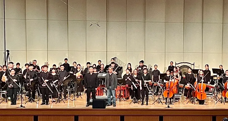 圖四、文化局謝仕淵局長（右）8/6到場為彩排中的學員們加油打氣