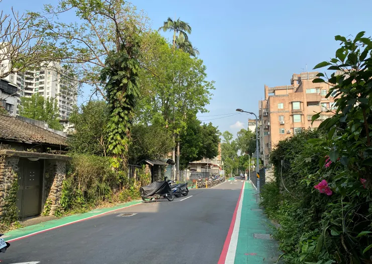 溫州街52巷的日式宿舍群是臺北帝國大學最早興建的「乙種官舍」之一，如今僅存三戶。其中左側的7號為陳奇祿故居。