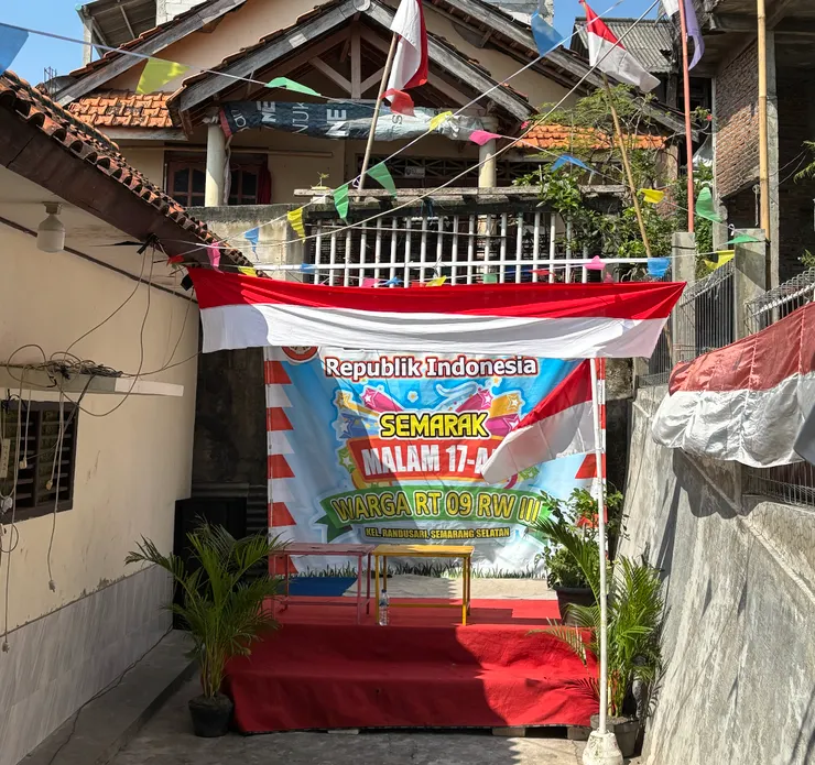 每年八月印尼國慶日到來時,村子裡會掛起紅白旗幟和彩帶,並舉辦慶祝活動
