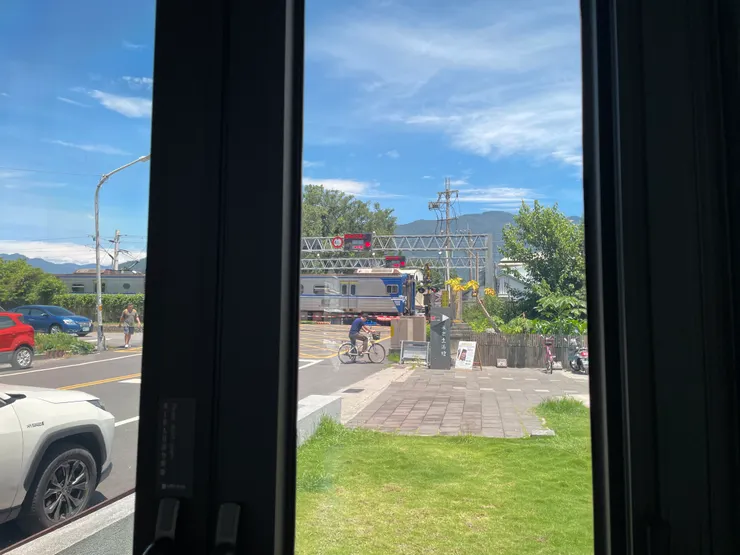 池上穀倉藝術館在鐵道旁