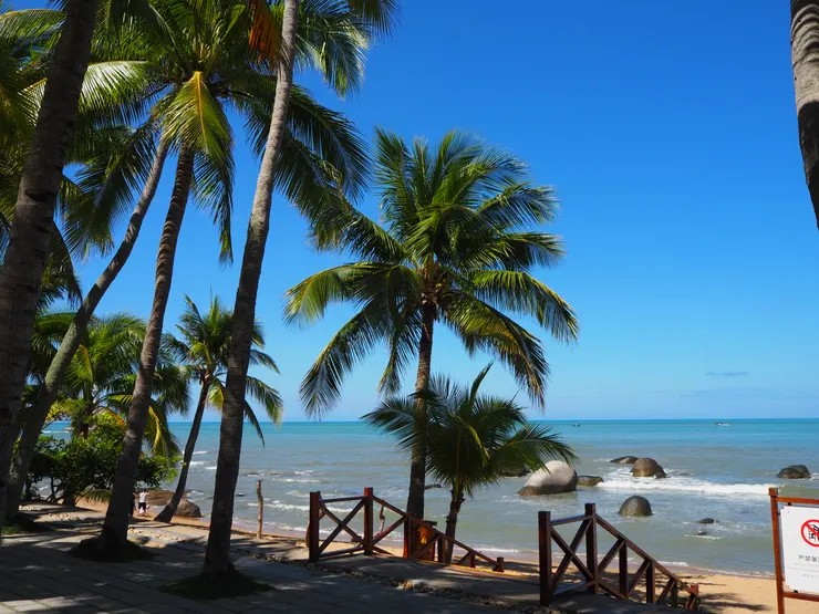 三亞大小洞天景區，嗯...其實就是幾塊石頭。