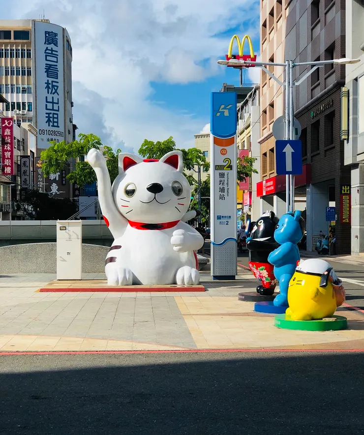 鹽埕埔商圈吉祥物地標～「招財粉紅貓」