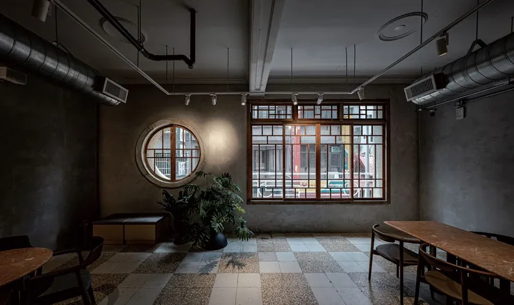 新州屋立面二樓開窗極具特色,既保有西洋歷史主義的線板邊框,其不對稱設計更體現了日治時期邁向現代主義的建築美學,窗外的圓管鐵窗也是量身定制的特殊造型。(圖/原點出版《老屋熟成》)