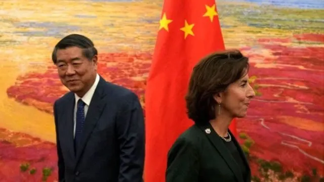 美商務部長雷蒙多與中國代表何立峰(圖源:BBC中文)