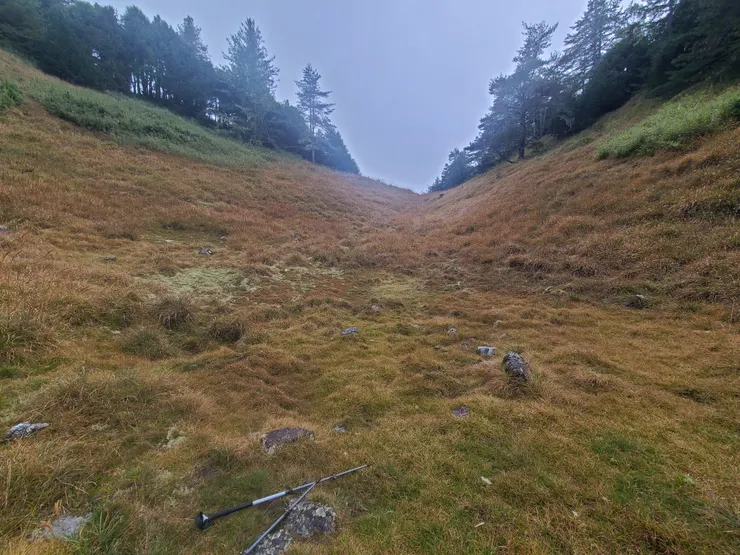 營地超爛，根本沒一處平整的好地，一堆凹凸