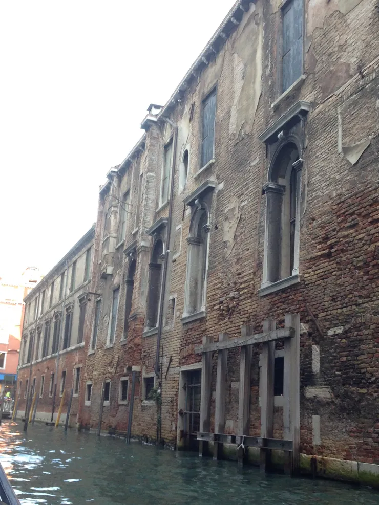 可以看得出房子的悠久歷史了