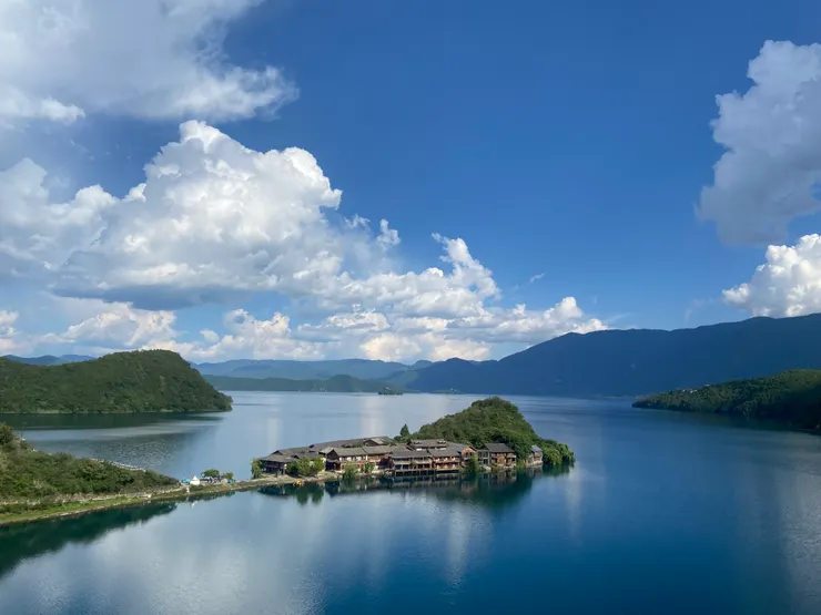 瀘沽湖里格半島：在理所當然之外，遇見另一種生活運作的邏輯。