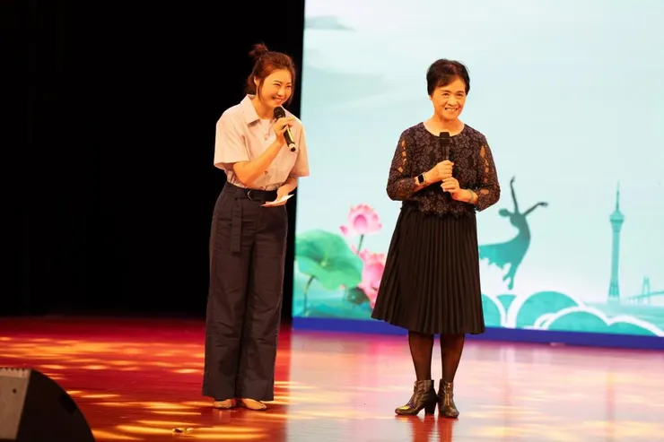 澳門蓓蕾藝術團團長黃綺媚(右)與學員互動分享