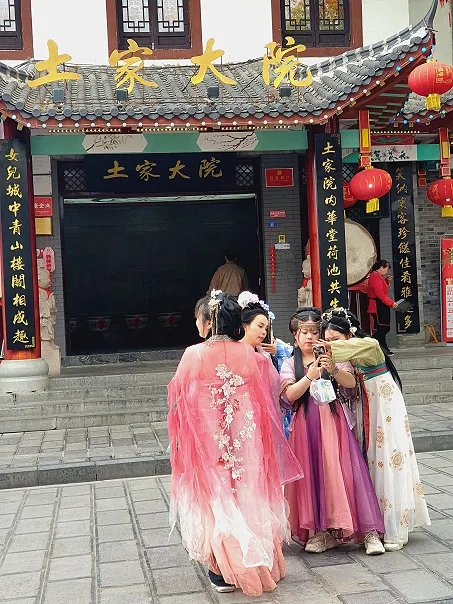 這裡有很多家旅拍店,讓人穿上古裝拍照,感覺很有趣