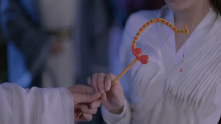 左手將泥箜篌交給鳳九