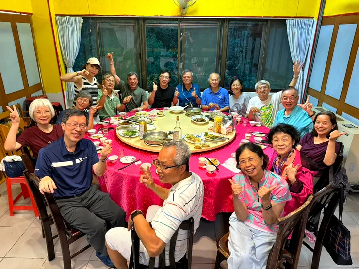 【蔓森活到了十六人卻是近年高峰！在食園農園餐廳大合照。】