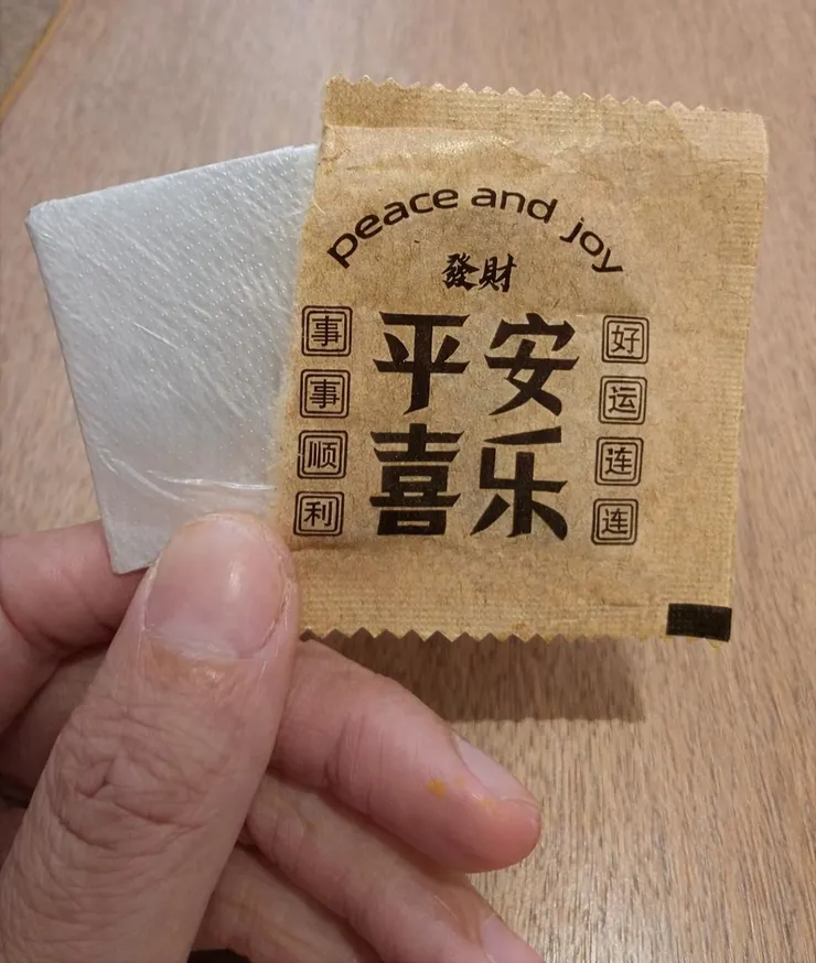 很貼心還有附上一次性手套，不用害怕吃漢堡髒手了