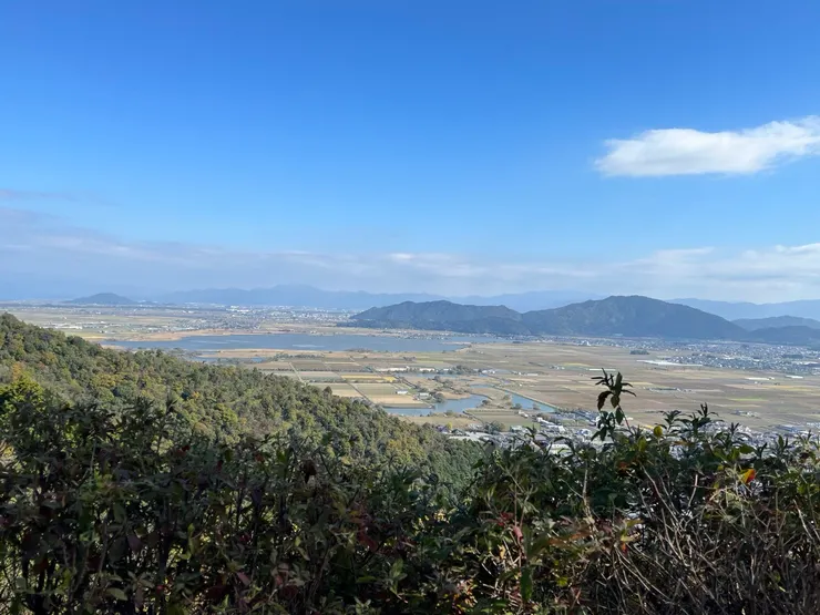 那兩個小山下，湖邊的平地就是安土城的位置
