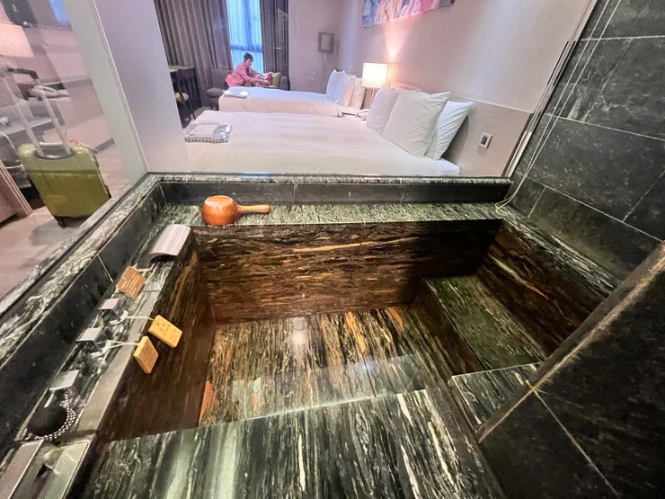 一邊泡溫泉還能看電視