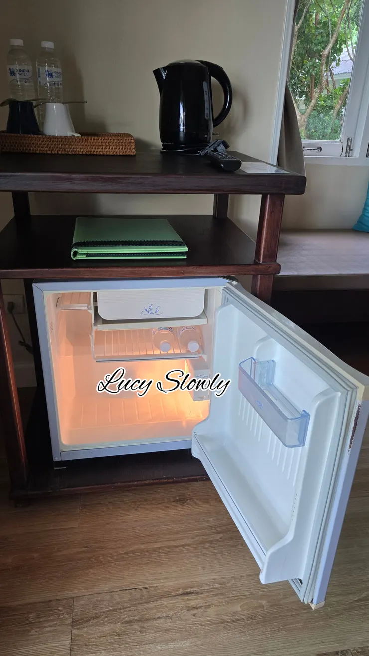 海濱小屋雙人房裡的小冰箱