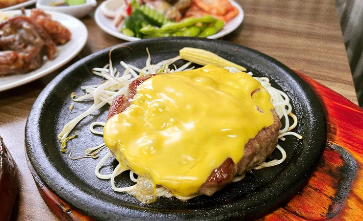 桃園吃到飽推薦│饗厚牛排桃園店:百元預算爽吃百道料理自助吧!