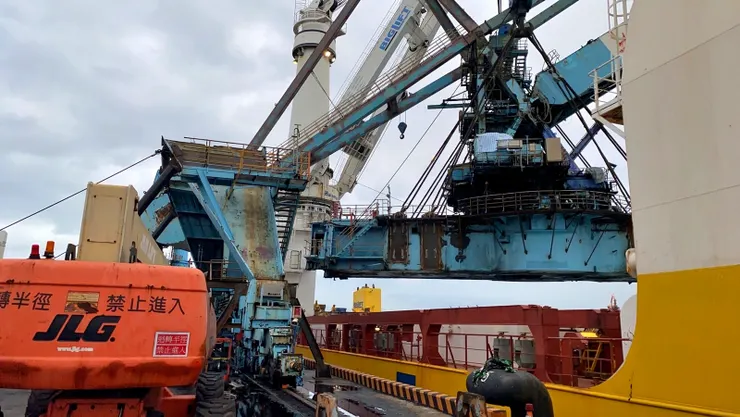 【海吊船如期抵達這過程難得一遇!終於將卸煤機主要的上半部吊起,這部份重1,268公噸。儲運同仁國梁攝。】