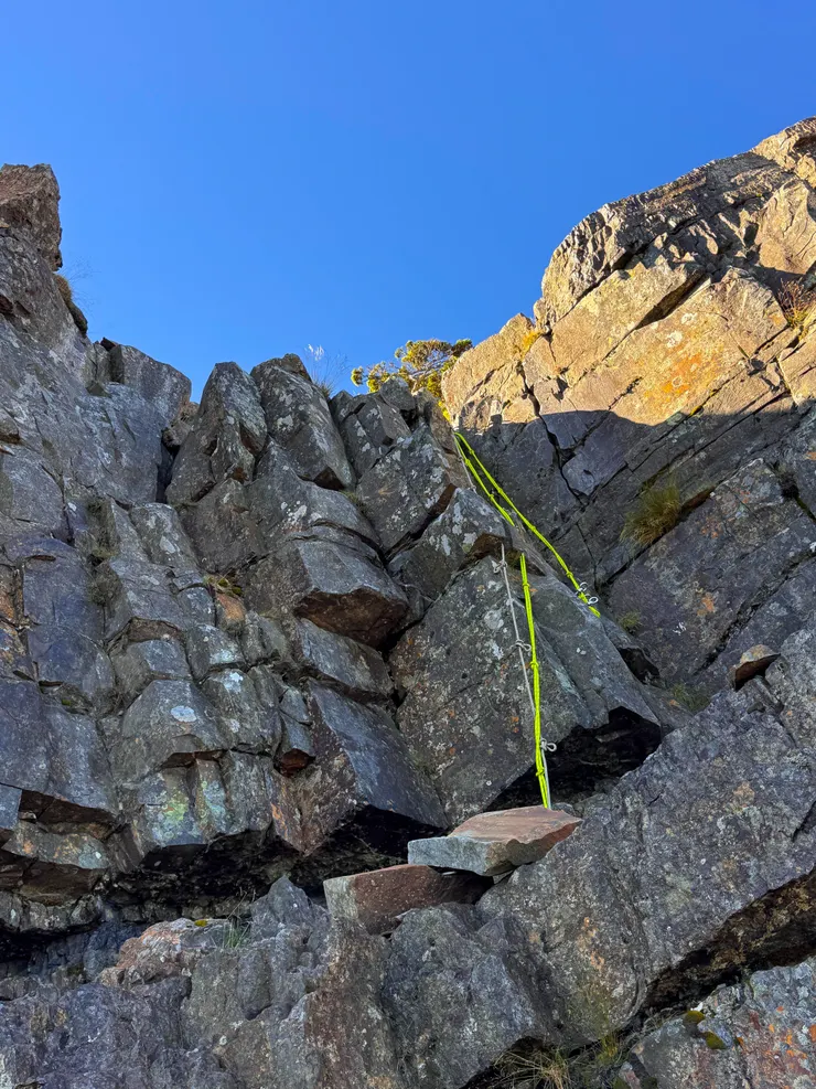 回望品田山第一個垂直斷崖