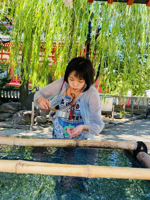 雨後澄澈的東京淺草寺雷門手水舍