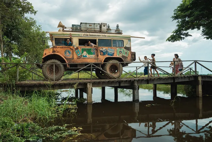 放映團在泰國偏鄉開著巴士到處巡迴，圖片來源：Netflix