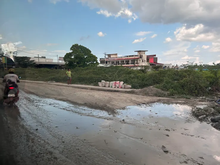 道路崎嶇與滿滿施工