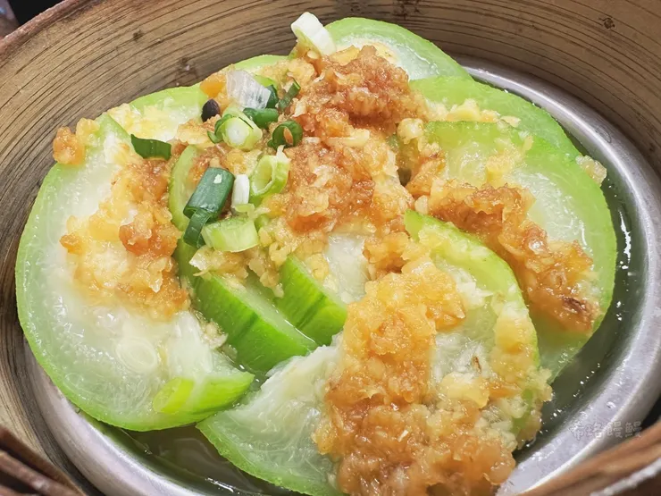 蒜蓉蒸絲瓜-第一次看到絲瓜放蒜蓉醬下去蒸的料理方式，蒜味十足，香噴噴的滋味也還不錯，只是絲瓜本身的甜味也被蓋掉了，有些可惜。