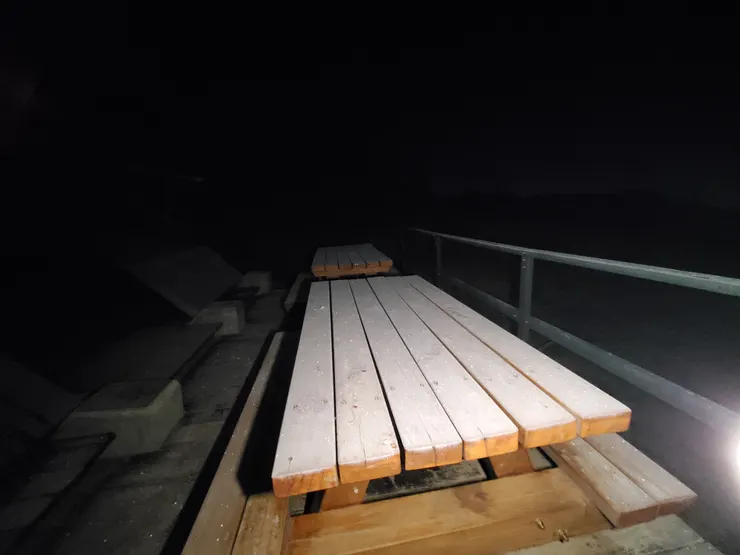 半夜起床上厠所，地上和桌上結了霜。