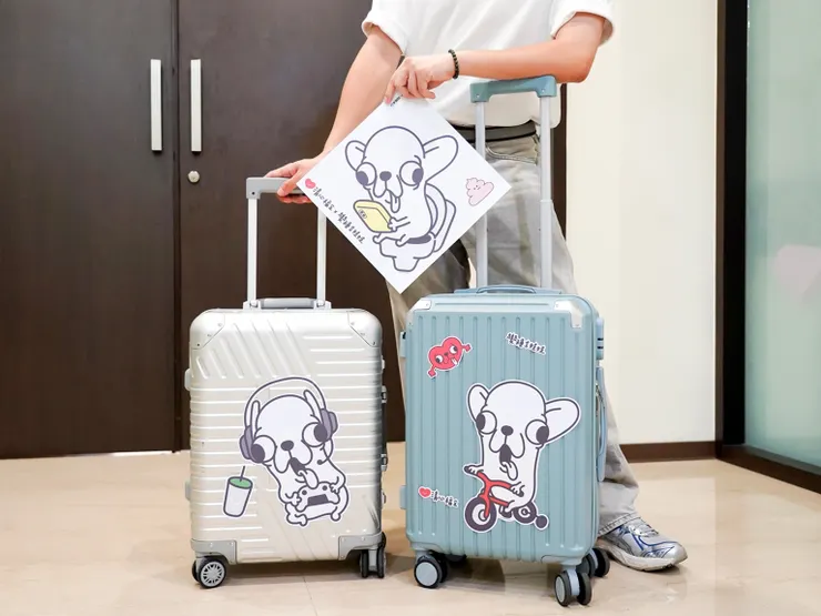 圖說：清心福全3款獨家行李箱貼，讓變種吉娃娃不只在手搖杯，更陪你一路「吉」樂出行。（資料來源：清心福全）